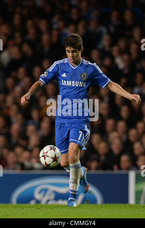 London, UK. 11. November 2013. Chelseas Oscar während der UEFA Champions League-Gruppe E-match zwischen Chelsea aus England und Schalke FC aus Deutschland gespielt an der Stamford Bridge am 11. November 2013 in London, England. Bildnachweis: Mitchell Gunn/ESPA/Alamy Live-Nachrichten Stockfoto