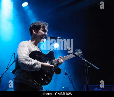 British Sea Power spielt Brighton Dome am 11.06.2013 im Brighton Dome, Brighton.  Personen im Bild: Yan Scott Wilkinson, Jan Scott Wilkinson. Bild von Julie Edwards Stockfoto