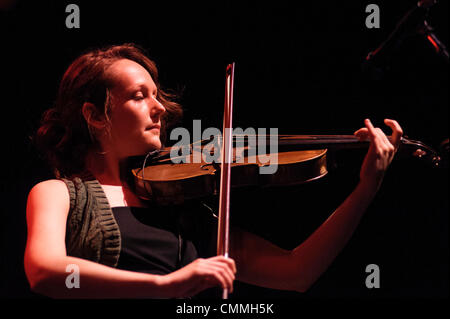 British Sea Power spielt Brighton Dome am 11.06.2013 im Brighton Dome, Brighton.  Personen im Bild: Abi Fry, Viola. Bild von Julie Edwards Stockfoto