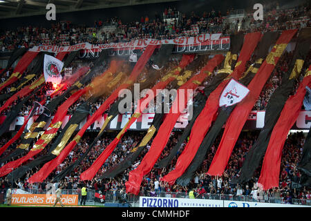 Schöne Fans, 3. November 2013 - Fußball / Fußball: Französisch "Ligue 1" match zwischen OGC Nizza 1-2 Bordeaux bei Allianz Riviera in Nizza, Frankreich, © Enrico Calderoni/AFLO SPORT/Alamy Live News Stockfoto