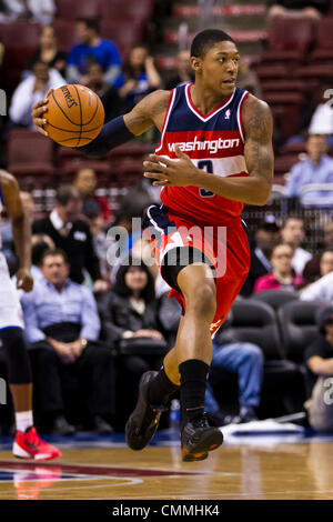 Philadelphia, Pennsylvania, USA. Philadelphia, Pennsylvania, USA. 6. November 2013. Washington Wizards shooting Guard Bradley Beal (3) bringt den Ball auf das Gericht während des NBA-Spiels zwischen der Washington Wizards und die Philadelphia 76ers im Wells Fargo Center in Philadelphia, Pennsylvania. (Christopher Szagola/Cal Sport Media/Alamy Live News) © Csm/Alamy Live-Nachrichten Stockfoto