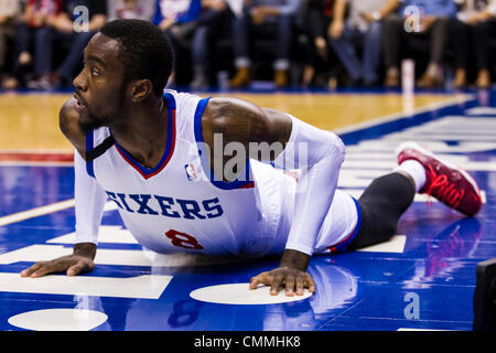 Philadelphia, Pennsylvania, USA. Philadelphia, Pennsylvania, USA. 6. November 2013. Philadelphia 76ers shooting Guard Tony Wroten (8) blickt auf das Gericht während des NBA-Spiels zwischen der Washington Wizards und die Philadelphia 76ers im Wells Fargo Center in Philadelphia, Pennsylvania. (Christopher Szagola/Cal Sport Media/Alamy Live News) © Csm/Alamy Live-Nachrichten Stockfoto