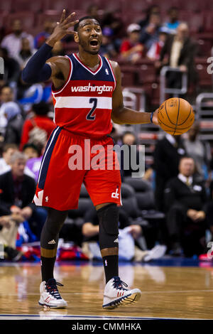 Philadelphia, Pennsylvania, USA. Philadelphia, Pennsylvania, USA. 6. November 2013. Washington Wizards point Guard John Wall (2) bringt den Ball auf das Gericht während des NBA-Spiels zwischen der Washington Wizards und die Philadelphia 76ers im Wells Fargo Center in Philadelphia, Pennsylvania. (Christopher Szagola/Cal Sport Media/Alamy Live News) © Csm/Alamy Live-Nachrichten Stockfoto