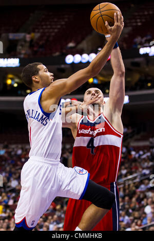 Philadelphia, Pennsylvania, USA. Philadelphia, Pennsylvania, USA. 6. November 2013. Philadelphia 76ers Point Guard Michael Carter-Williams (1) steigt für den Schuss mit Washington Wizards Zentrum Marcin Gortat (4) ihn bewachen, während das NBA-Spiel zwischen der Washington Wizards und die Philadelphia 76ers im Wells Fargo Center in Philadelphia, Pennsylvania. (Christopher Szagola/Cal Sport Media/Alamy Live News) © Csm/Alamy Live-Nachrichten Stockfoto