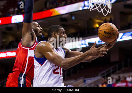 Philadelphia, Pennsylvania, USA. Philadelphia, Pennsylvania, USA. 6. November 2013. Philadelphia 76ers macht, die nach vorne Thaddeus Young (21) für die Aufnahme mit Washington Wizards Punkt steigt guard John Wall (2), die ihn bewachen, während das NBA-Spiel zwischen der Washington Wizards und die Philadelphia 76ers im Wells Fargo Center in Philadelphia, Pennsylvania. (Christopher Szagola/Cal Sport Media/Alamy Live News) © Csm/Alamy Live-Nachrichten Stockfoto