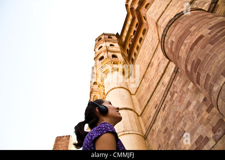 Junge Frau mit Audioguide in Jodhpur Stockfoto