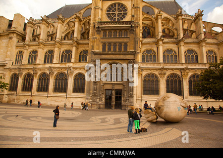 Die Skulptur "l'Ecoute" vor der Eglise St-Eustache in Paris Frankreich Stockfoto