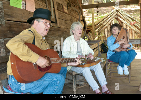 Tennessee, Norris, Museum der Appalachen, Veranda Musiker spielen traditionellen regionale Musik. Stockfoto