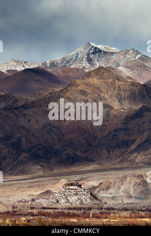 Das Kloster Thikse thront auf einem kleinen Hügel mit den Bergen des Bereichs Ladakh im Hintergrund abzeichnen. Stockfoto