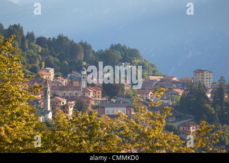 Civenna bei Sonnenaufgang, Bellagio, Comer See, Lombardei, Italien, Europa Stockfoto