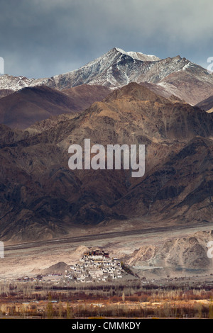 Das Kloster Thikse thront auf einem kleinen Hügel mit den Bergen des Bereichs Ladakh im Hintergrund abzeichnen. Stockfoto