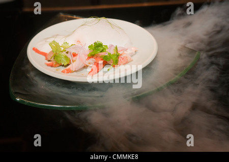 Molekularküche, rote Curry serviert über flüssigen Stickstoff in Bangkok, Thailand Stockfoto