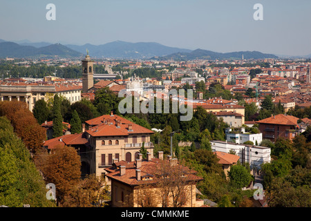 Blick auf die Unterstadt von Oberstadt Bergamo, Lombardei, Italien, Europa Stockfoto