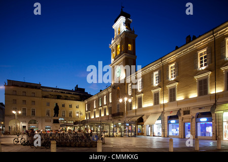 Piazza Garibaldi und Palazzo Del Govenatore in der Abenddämmerung, Parma, Emilia Romagna, Italien, Europa Stockfoto