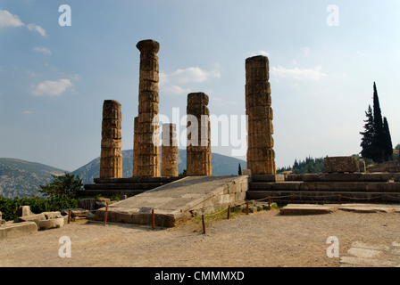 Delphi. Griechenland. Blick auf den Platz vor dem Tempel des Apollo und der steinernen Rampe zum Pronaos. Der Tempel des Apollo ist Stockfoto