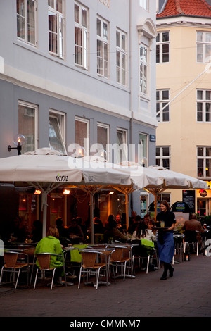 Stadt Café bei Dämmerung, Kopenhagen, Dänemark, Skandinavien, Europa Stockfoto