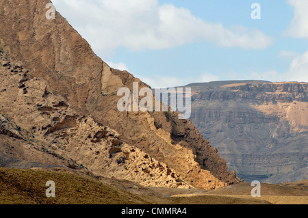 Große vertikale Kalkstein Schichten mit horizontalen Schichten im Hintergrund. Negev-Wüste Israels. Stockfoto
