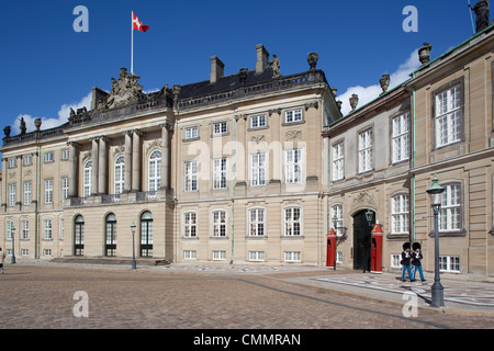 Wachablösung am Schloss Amalienborg, Kopenhagen, Dänemark, Skandinavien, Europa Stockfoto