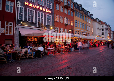 Nyhavn bei Dämmerung, Kopenhagen, Dänemark, Skandinavien, Europa Stockfoto