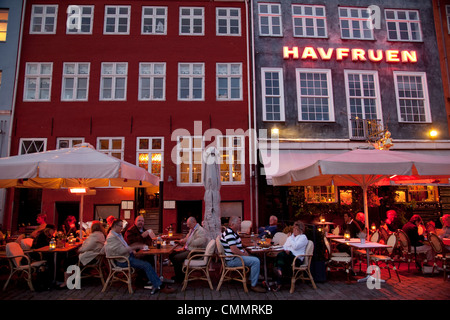 Nyhavn bei Dämmerung, Kopenhagen, Dänemark, Skandinavien, Europa Stockfoto