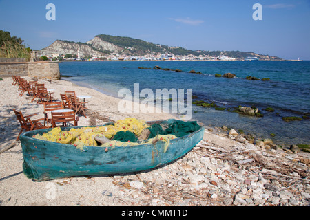 Angeln Boot und Stadt Zakynthos-Stadt, Zakynthos, Ionische Inseln, griechische Inseln, Griechenland, Europa Stockfoto