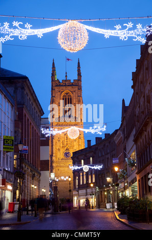 Weihnachtsbeleuchtung und Kathedrale in der Abenddämmerung, Derby, Derbyshire, England, Vereinigtes Königreich, Europa Stockfoto