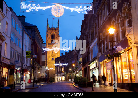 Weihnachtsbeleuchtung und Kathedrale in der Abenddämmerung, Derby, Derbyshire, England, Vereinigtes Königreich, Europa Stockfoto