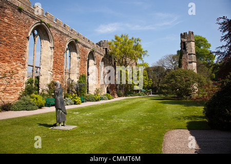 Bronze-Statue im Garten der Bischöfe Palastgärten, Wells, Somerset, Großbritannien. Stockfoto