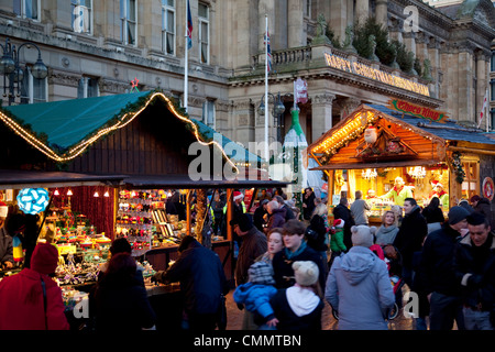 Weihnachtsmarkt-Ständen und Sozialwohnung, City Centre, Birmingham, West Midlands, England, Vereinigtes Königreich, Europa Stockfoto