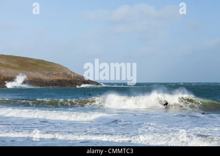 Surfer-Praxis am Broadhaven Beach, West Wales im Meer. Stockfoto