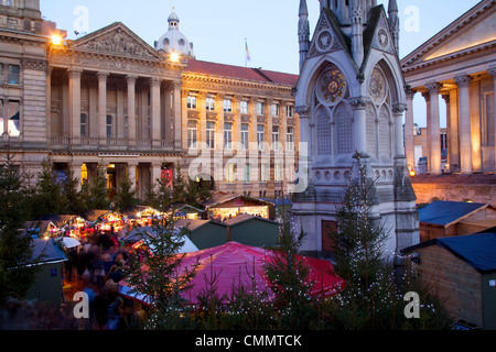 Weihnachtsmarkt-Ständen und Sozialwohnung, City Centre, Birmingham, West Midlands, England, Vereinigtes Königreich, Europa Stockfoto