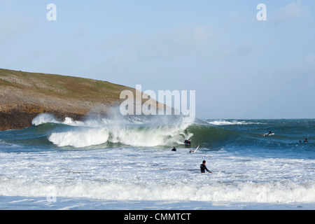 Surfer-Praxis am Broadhaven Beach, West Wales im Meer. Stockfoto