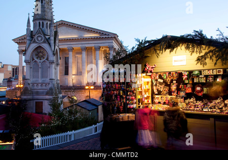 Weihnachtsmarkt-Ständen und Rathaus, Stadtzentrum, Birmingham, West Midlands, England, Vereinigtes Königreich, Europa Stockfoto