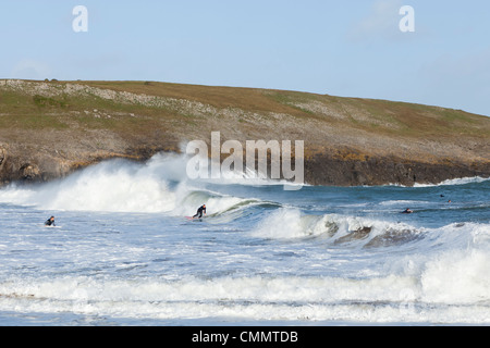 Surfer-Praxis am Broadhaven Beach, West Wales im Meer. Stockfoto