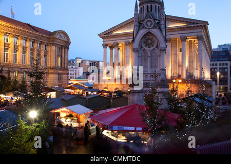 Weihnachtsmarkt-Ständen und Rathaus, Stadtzentrum, Birmingham, West Midlands, England, Vereinigtes Königreich, Europa Stockfoto