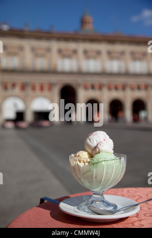 Italienisches Eis, Piazza Maggiore, Bologna, Emilia Romagna, Italien, Europa Stockfoto