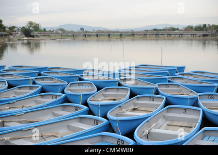 viele Boote auf dem Fluss vor der Togetsu-Kyo Brücke in Arashiyama, Kyoto, Japan Stockfoto