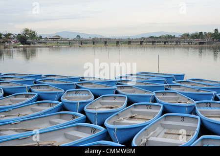 viele Boote auf dem Fluss vor der Togetsu-Kyo Brücke in Arashiyama, Kyoto, Japan Stockfoto