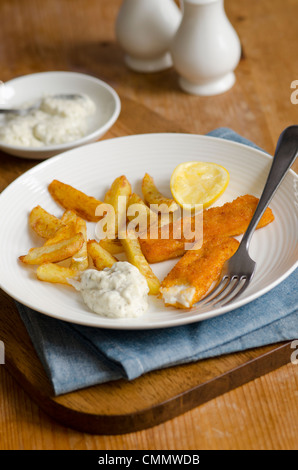 Fischstäbchen mit Pommes frites Stockfoto