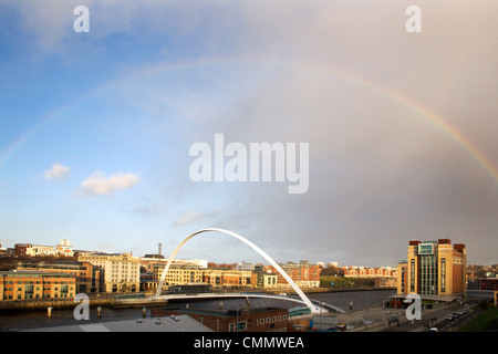 Regenbogen über die Millennium Bridge, Gateshead, Tyne and Wear, England, Vereinigtes Königreich, Europa Stockfoto
