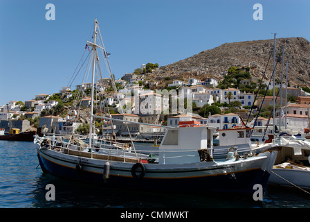 Hydra. Griechenland. Blick auf festgemachten Fischerboot vor Anker in der geschäftigen Hafen von Hydra-Stadt auf der griechischen Insel Hydra. Geprägt Stockfoto