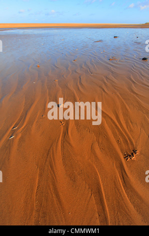 Muster im Sand an der Küste von Norfolk. Stockfoto