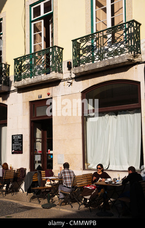 Kaffeehaus bar Restaurant außen am Largo de Sao Carlos quadratische Chiado Bezirk Lissabon Portugal Mitteleuropa Stockfoto