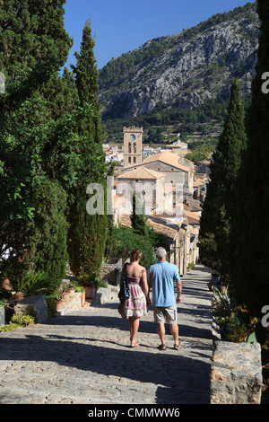 Kalvarienberg-Schritte mit Blick über Altstadt, Pollenca (Pollensa), Mallorca (Mallorca), Balearen, Spanien, Mittelmeer, Europa Stockfoto