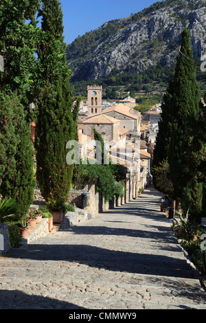 Kalvarienberg-Schritte mit Blick über Altstadt, Pollenca (Pollensa), Mallorca (Mallorca), Balearen, Spanien, Mittelmeer, Europa Stockfoto