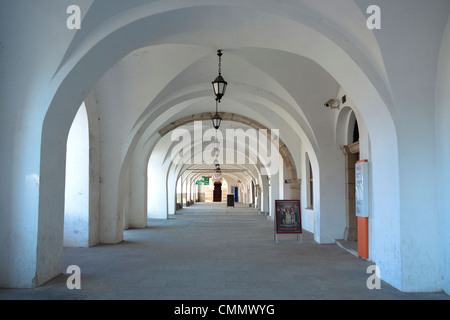 Arkaden in Häuser umgebenden Marktplatz in Krosno, Polen Stockfoto