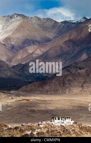 Das Stakna-Kloster thront auf einem kleinen Hügel mit den Bergen des Bereichs Ladakh im Hintergrund abzeichnen. Stockfoto