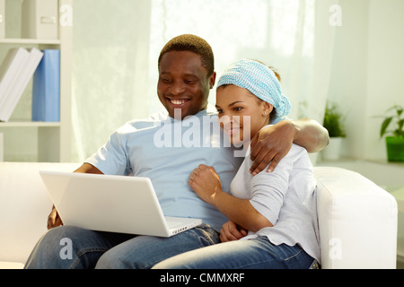 Bild der jungen afrikanischen paar Blick auf etwas im internet Stockfoto