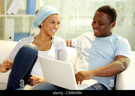 Bild der jungen afrikanischen paar Freizeitgestaltung zu Hause Stockfoto