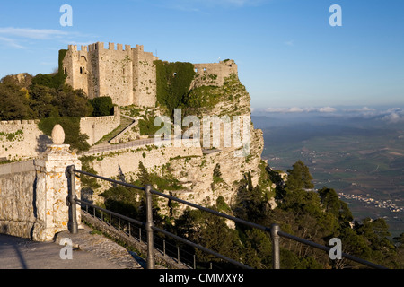 Sonnenuntergang über das Castello di Venere, Erice, Sizilien, Italien, Europa Stockfoto